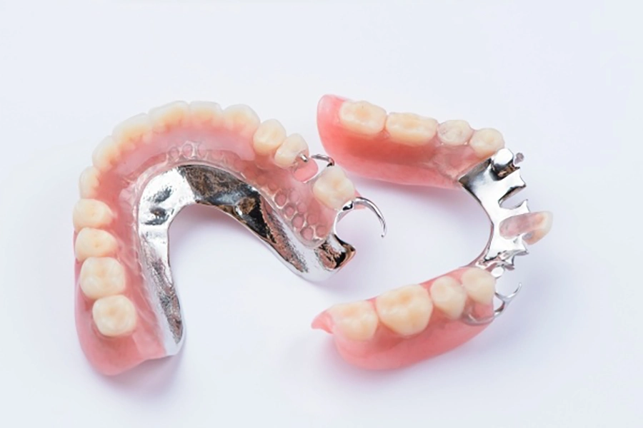 Hàm tháo lắp vs Implant: Giải pháp nào cho người mất răng tuổi già?